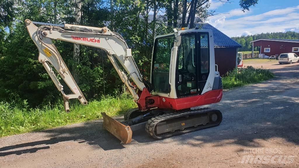 Takeuchi TB235 Mini kotrók < 7t