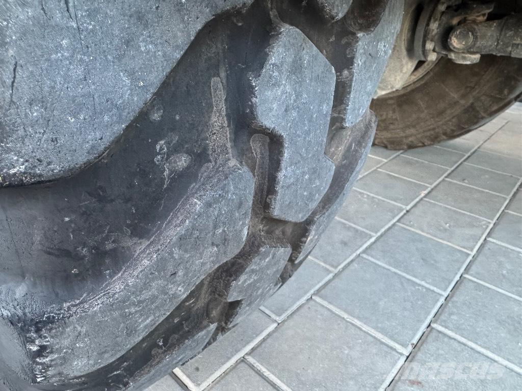 Liebherr L 506 Gumikerekes homlokrakodók