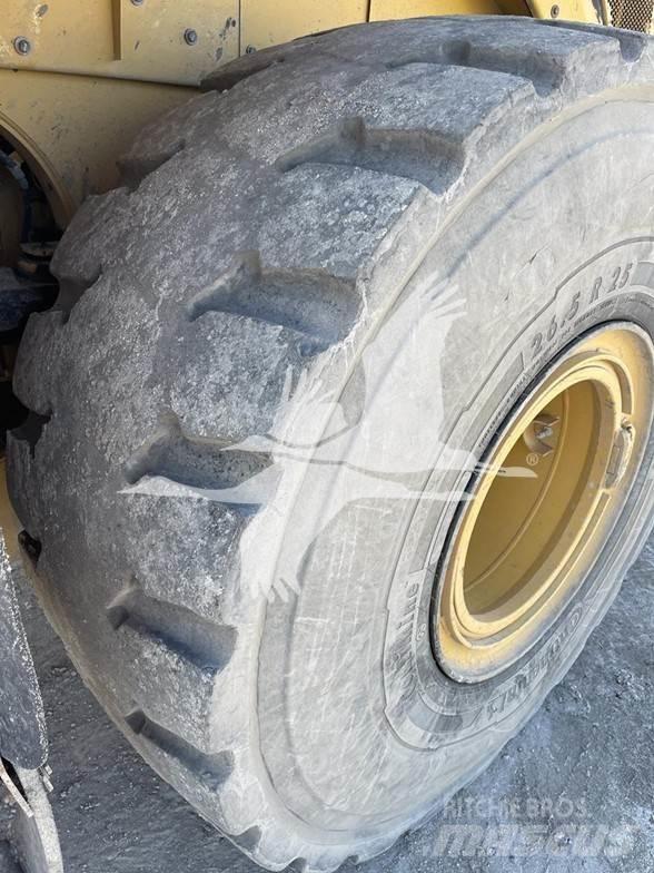 CAT 966M Gumikerekes homlokrakodók