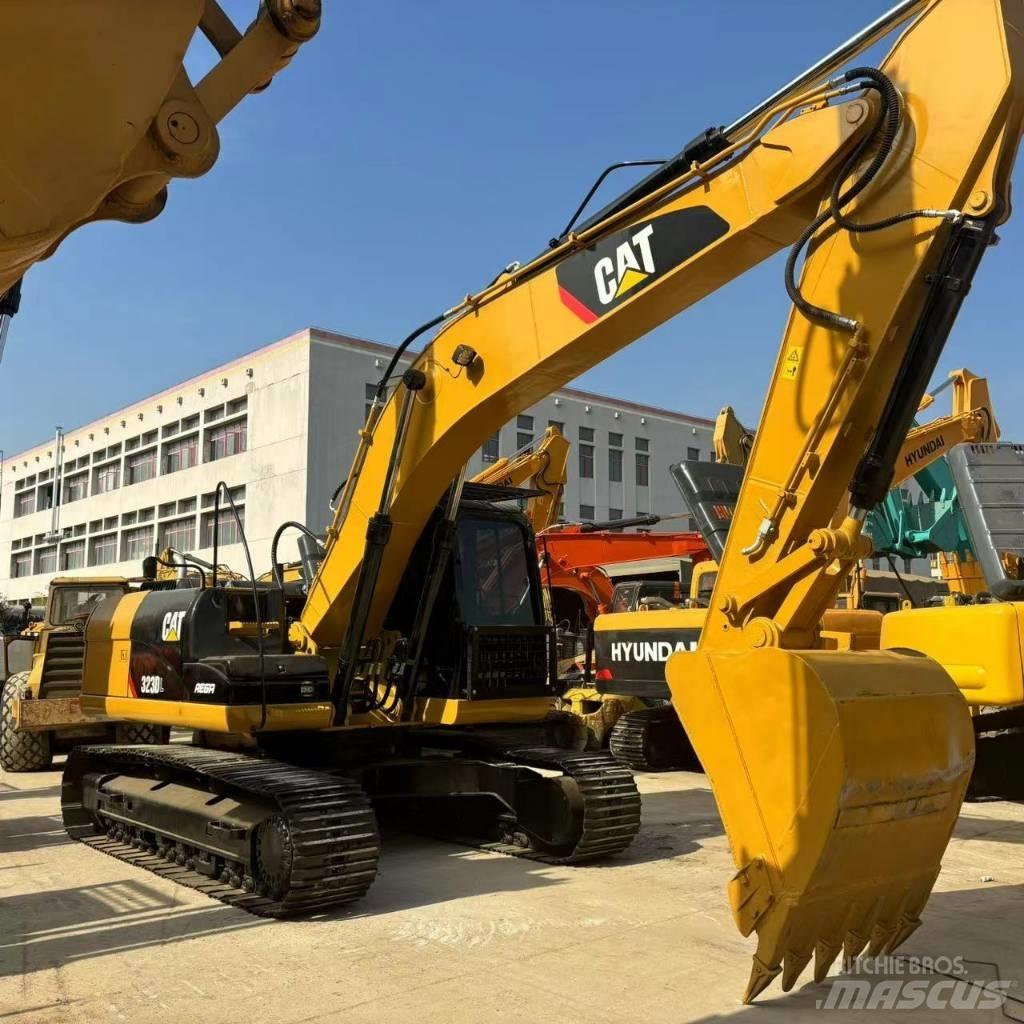 CAT 323 D L Lánctalpas kotrók