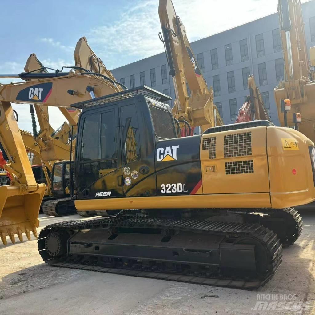 CAT 323 D L Lánctalpas kotrók