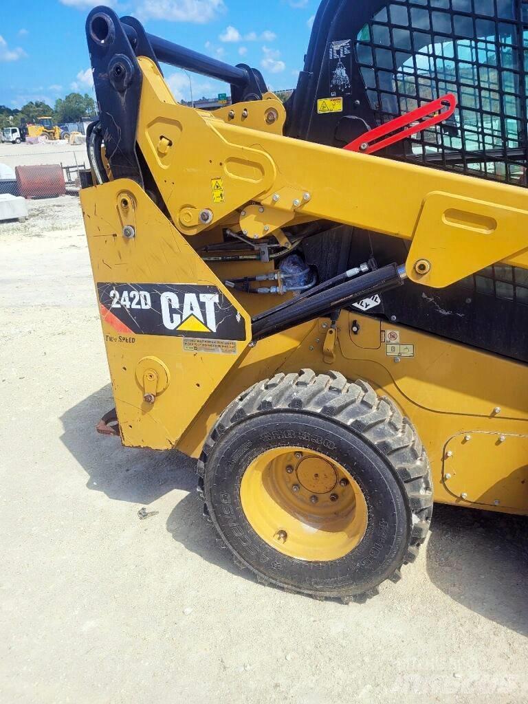 CAT 242 D Kompaktrakodók