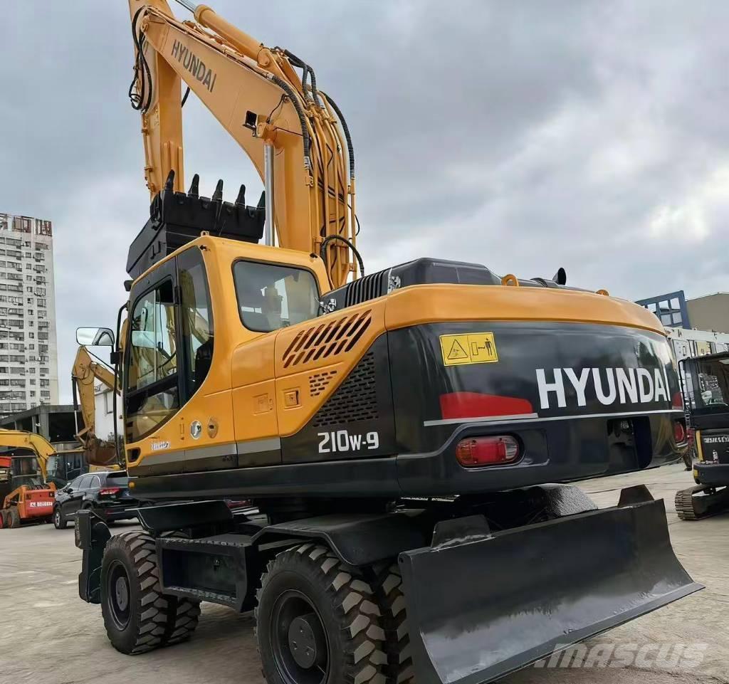 Hyundai 210W -9 Gumikerekes kotrók