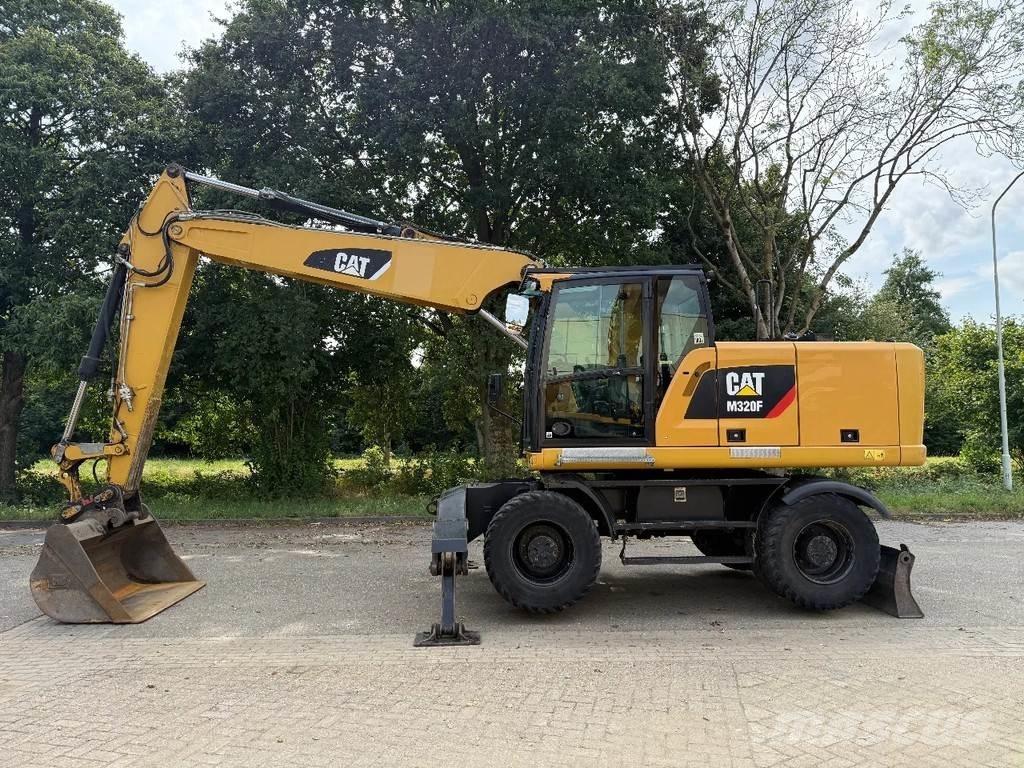 CAT M320F Gumikerekes kotrók