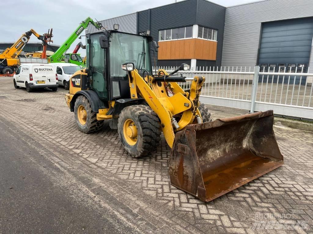 CAT 906 M Gumikerekes homlokrakodók