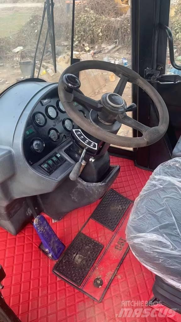 CAT 950 H Gumikerekes homlokrakodók