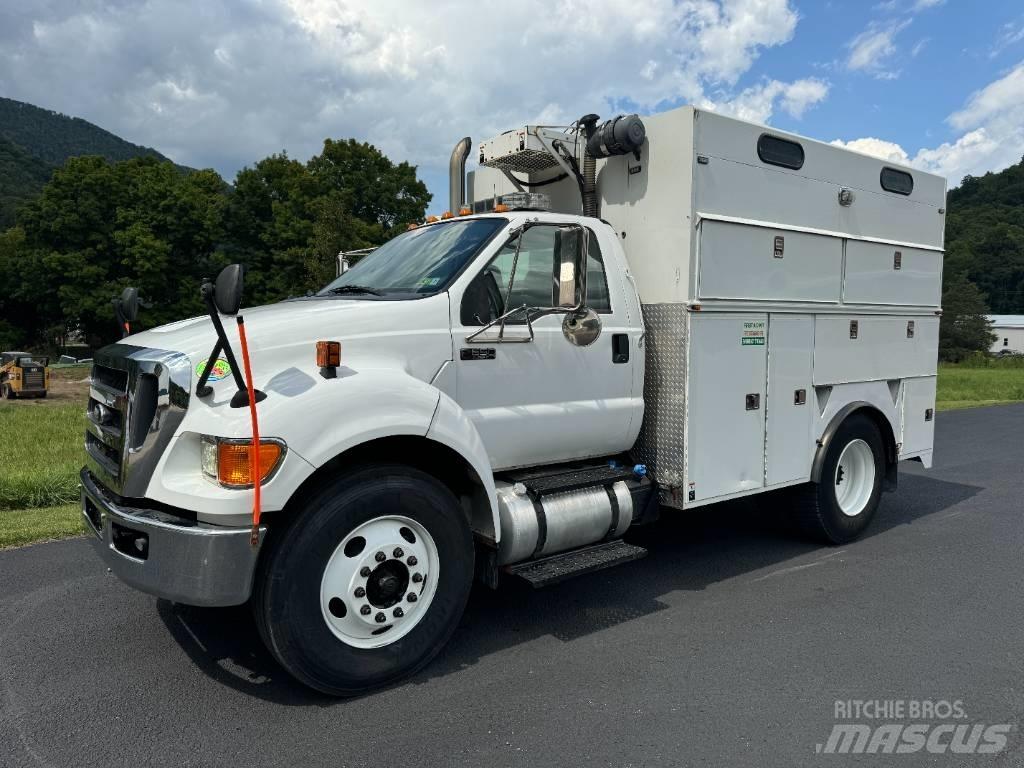 Ford F 650 Kis teherszállító/Platós kocsi