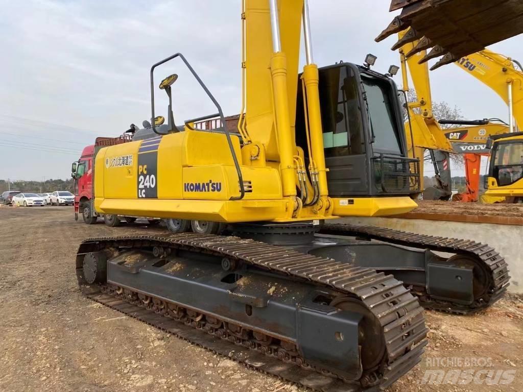 Komatsu 240LC-8 Lánctalpas kotrók