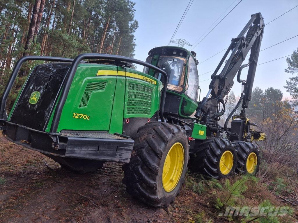 John Deere 1270 E Betakarítók