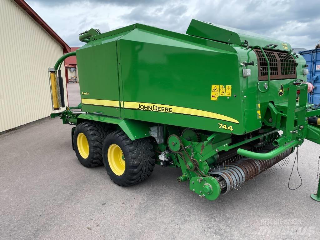 John Deere 744 H Körbálázók