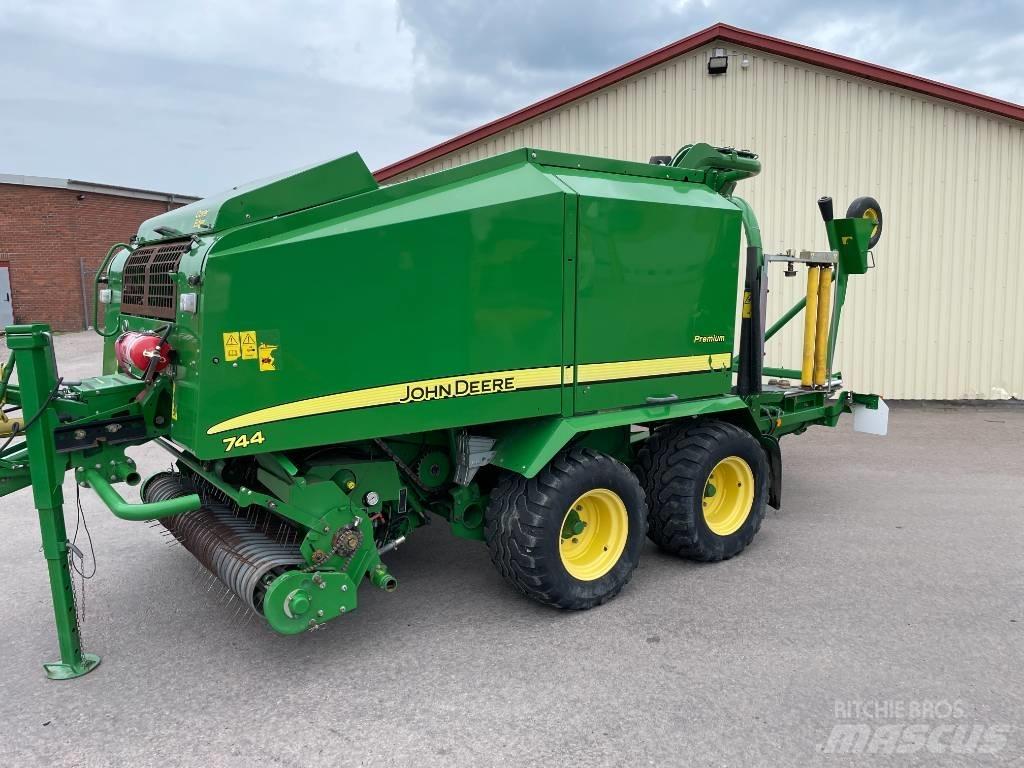 John Deere 744 H Körbálázók