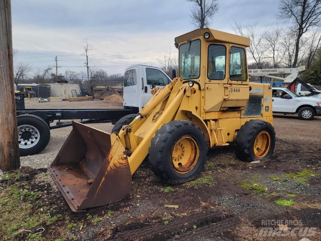 John Deere 444 A Gumikerekes homlokrakodók