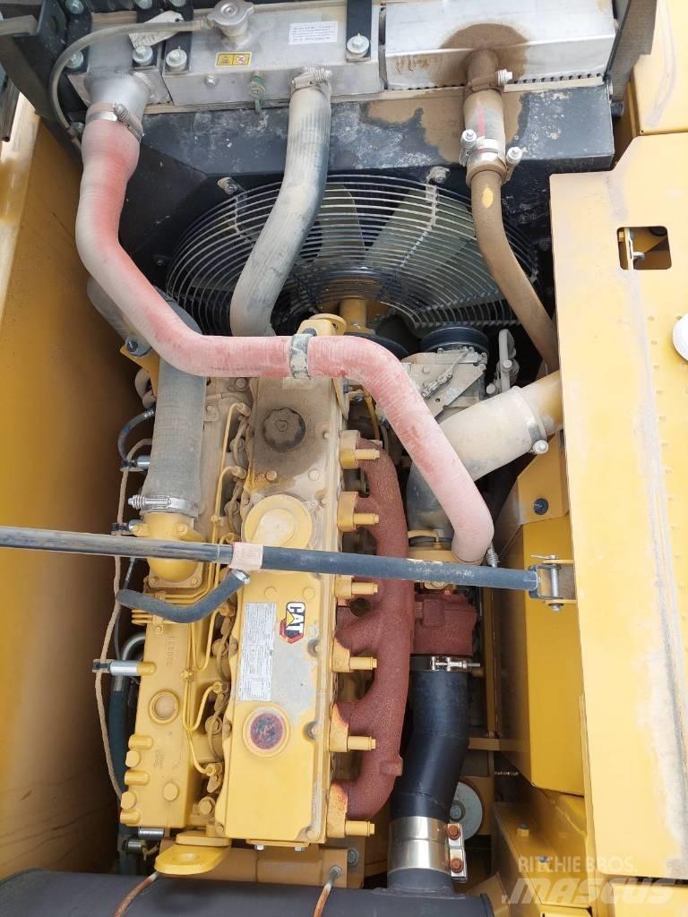 CAT 323D3 Lánctalpas kotrók