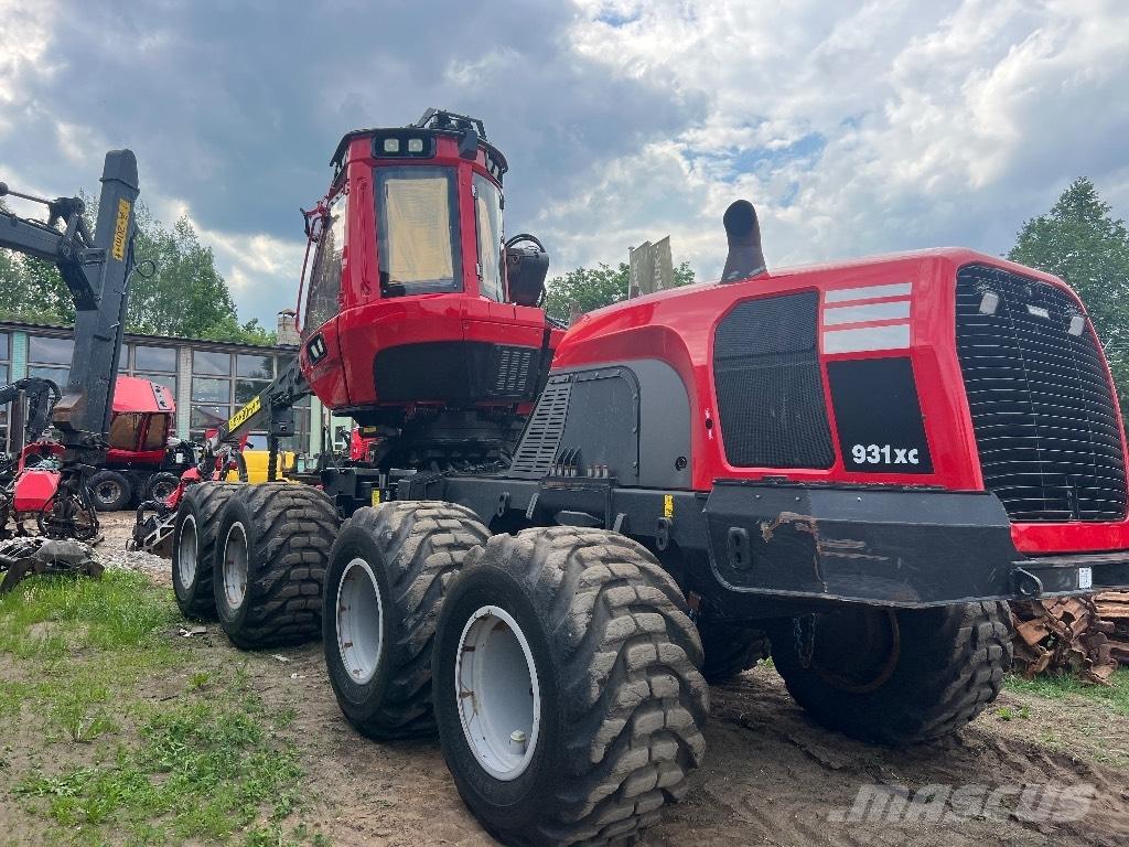 Komatsu 931 XC Betakarítók