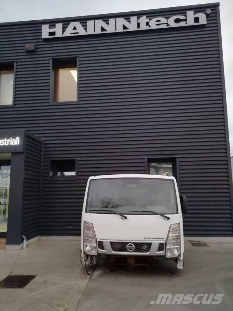 Nissan NT 400 Vezetőfülke és belső tartozékok
