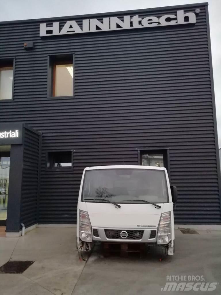 Nissan NT400 Vezetőfülke és belső tartozékok