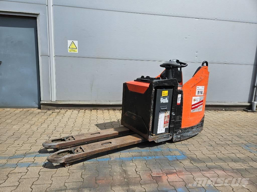 BT LPE250 Vezetőállásos alacsony emelőkocsi