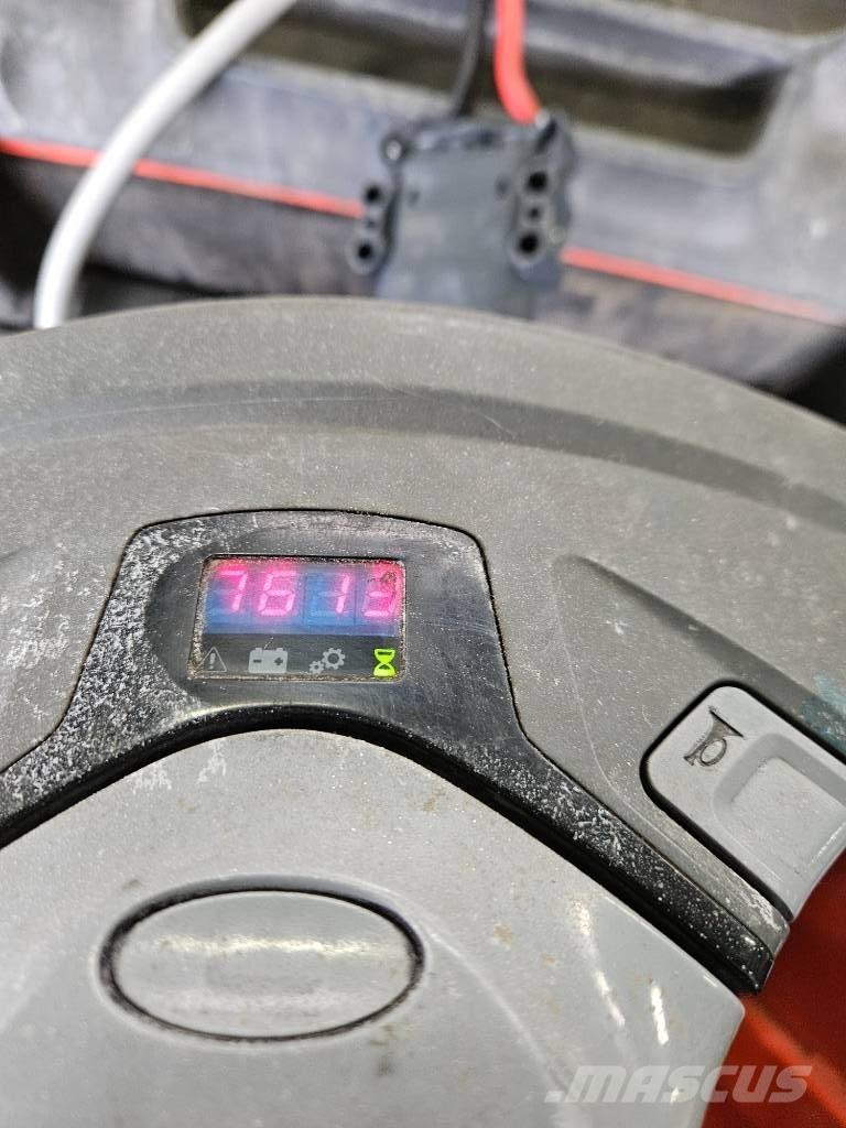 BT LPE250 Vezetőállásos alacsony emelőkocsi