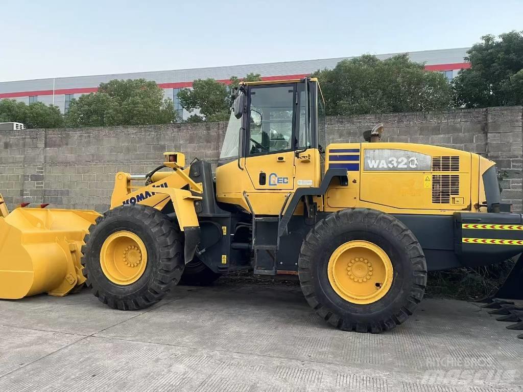 Komatsu WA 320 Gumikerekes homlokrakodók