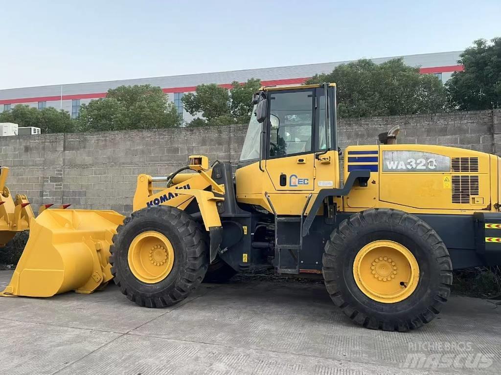 Komatsu WA 320 Gumikerekes homlokrakodók