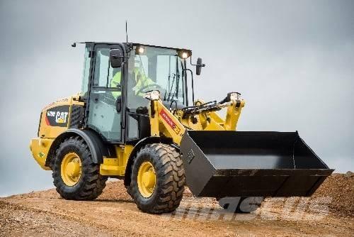 CAT 906 M Gumikerekes homlokrakodók