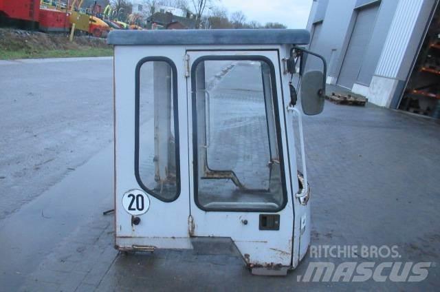 Kubota R 520 Vezetőfülke és belső tartozékok