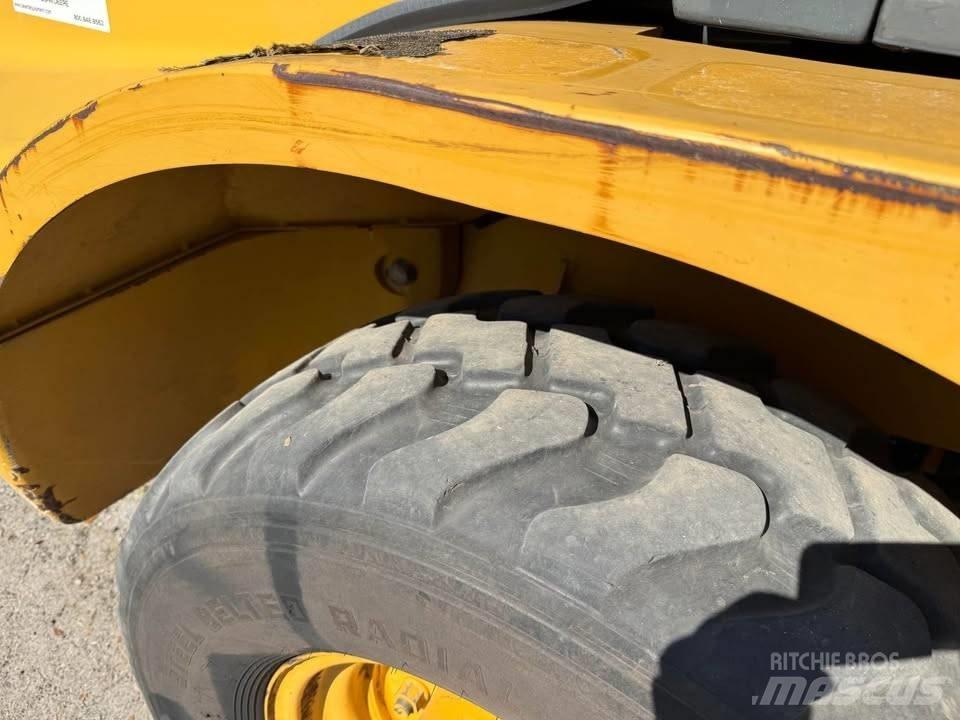 John Deere 244 J Gumikerekes homlokrakodók