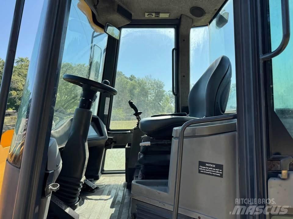John Deere 244 J Gumikerekes homlokrakodók