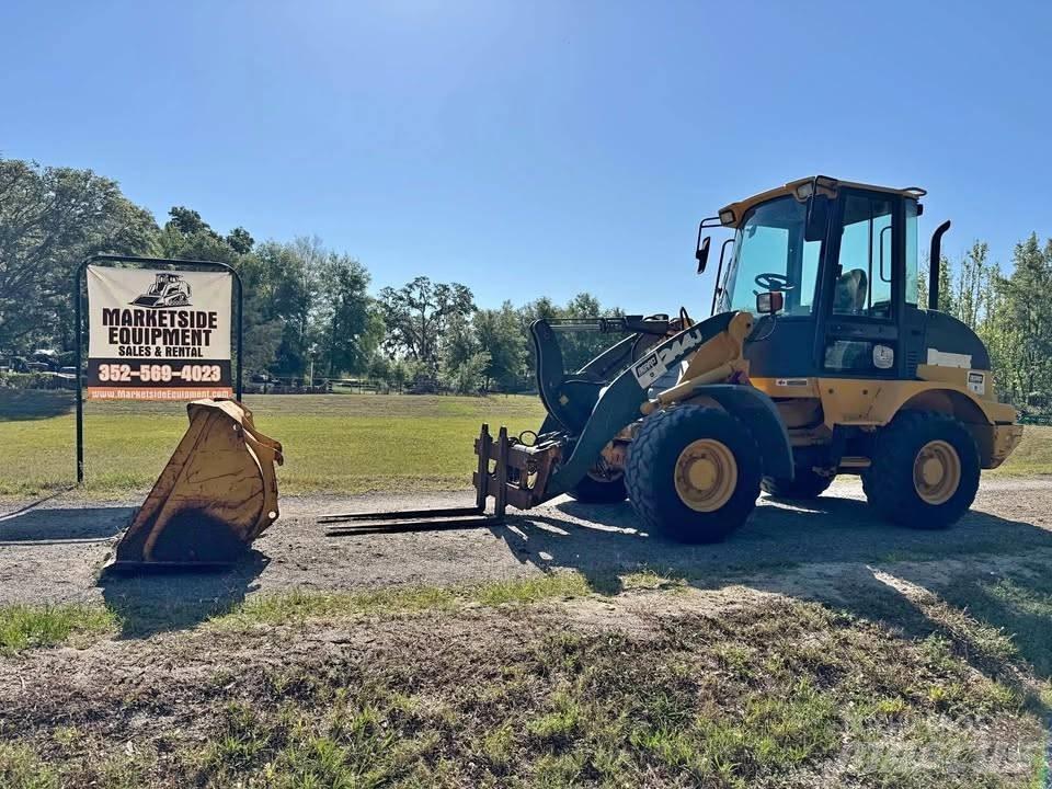 John Deere 244 J Gumikerekes homlokrakodók