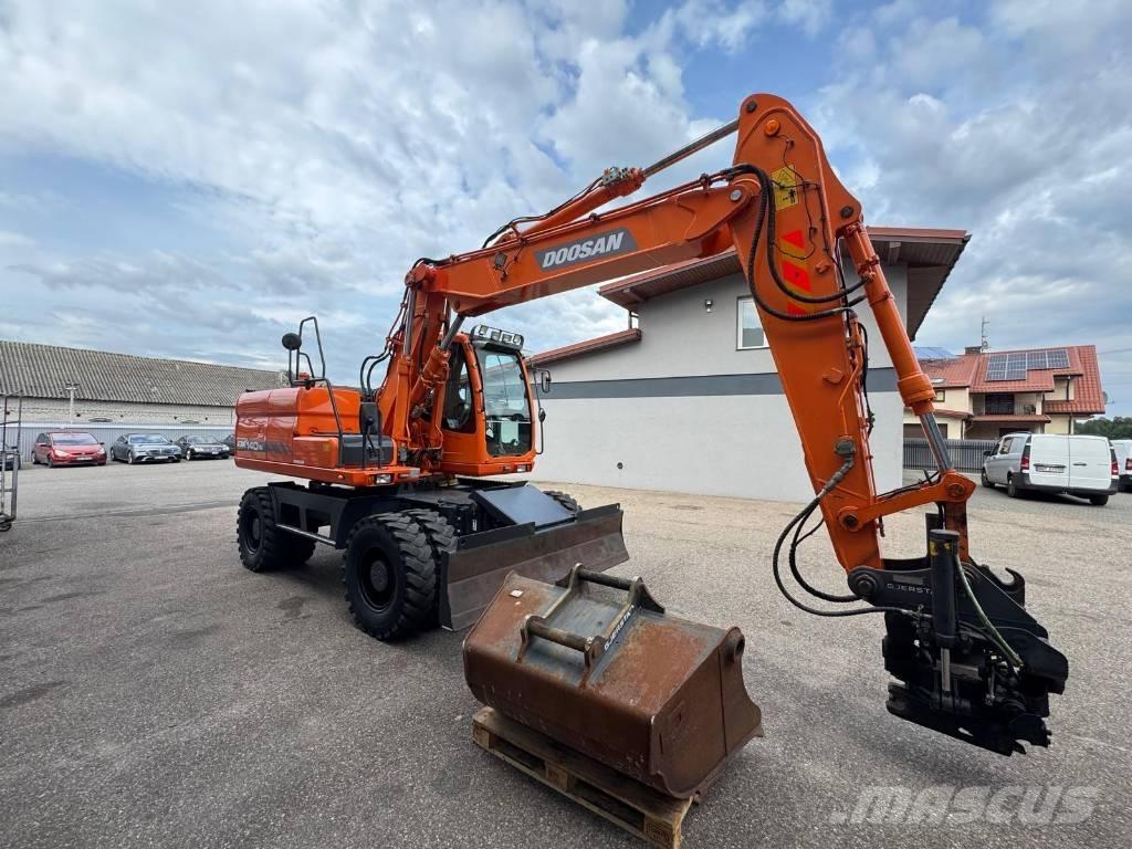 Doosan DX 140 W Gumikerekes kotrók