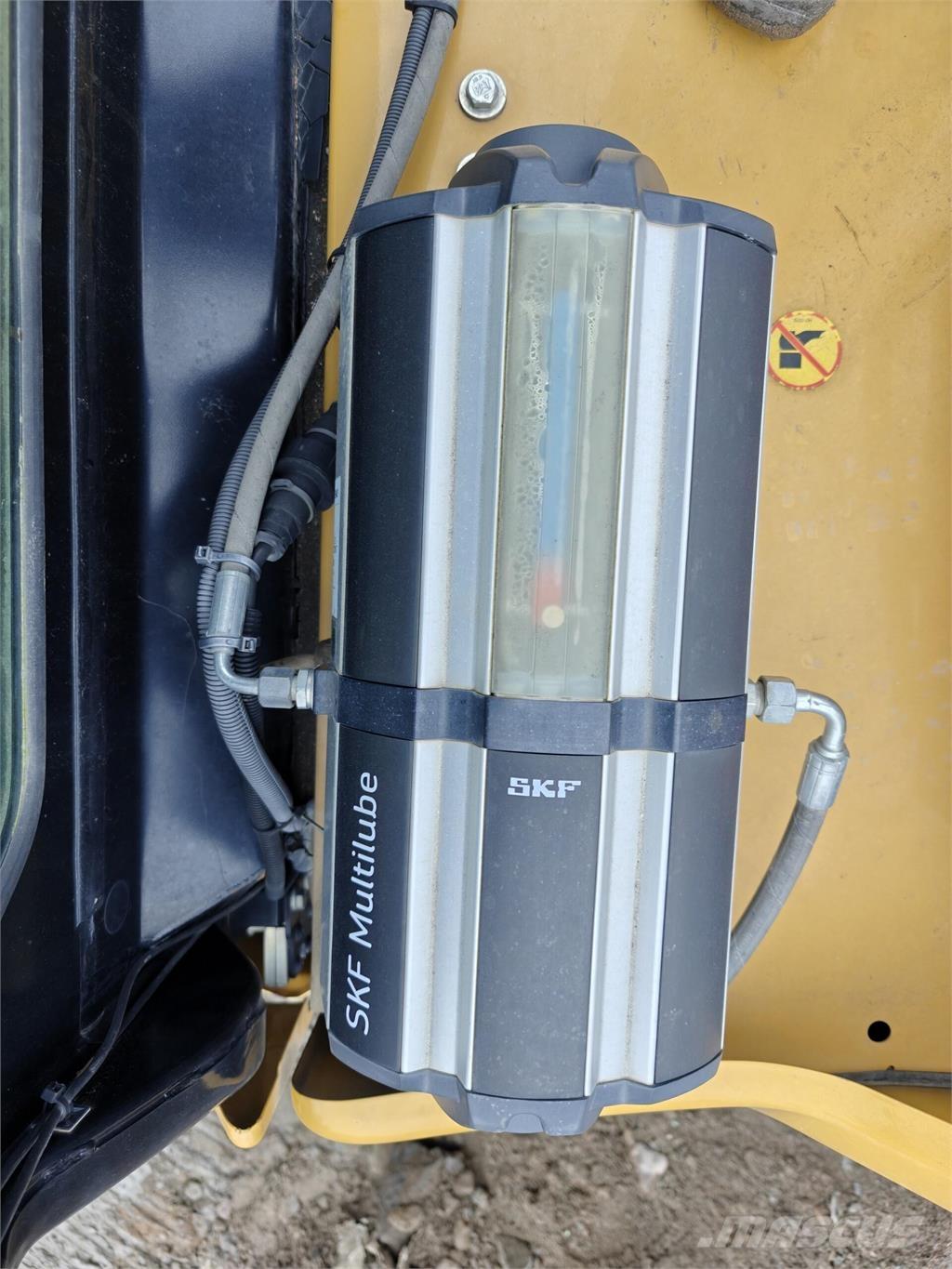 CAT 323 Lánctalpas kotrók