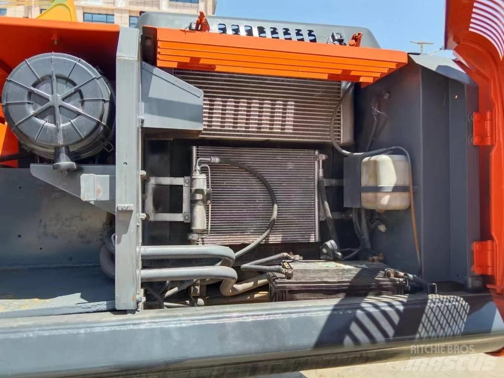 Hitachi ZX 240 Lánctalpas kotrók