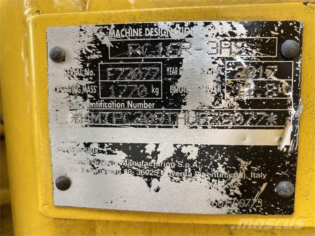 Komatsu PC16R-3HS Gumikerekes kotrók