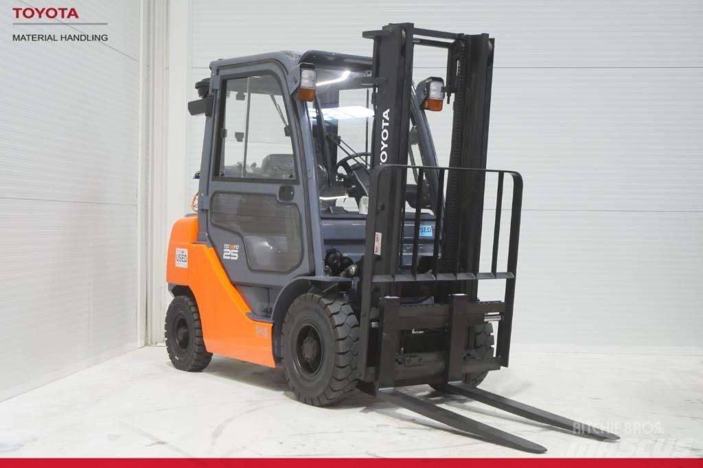 Toyota 02-8 FGF 25 Gázüzemű targoncák