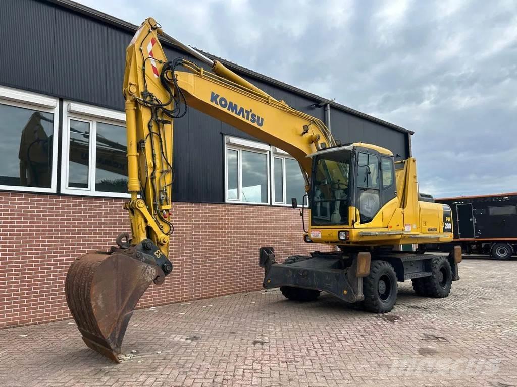 Komatsu PW200 Gumikerekes kotrók