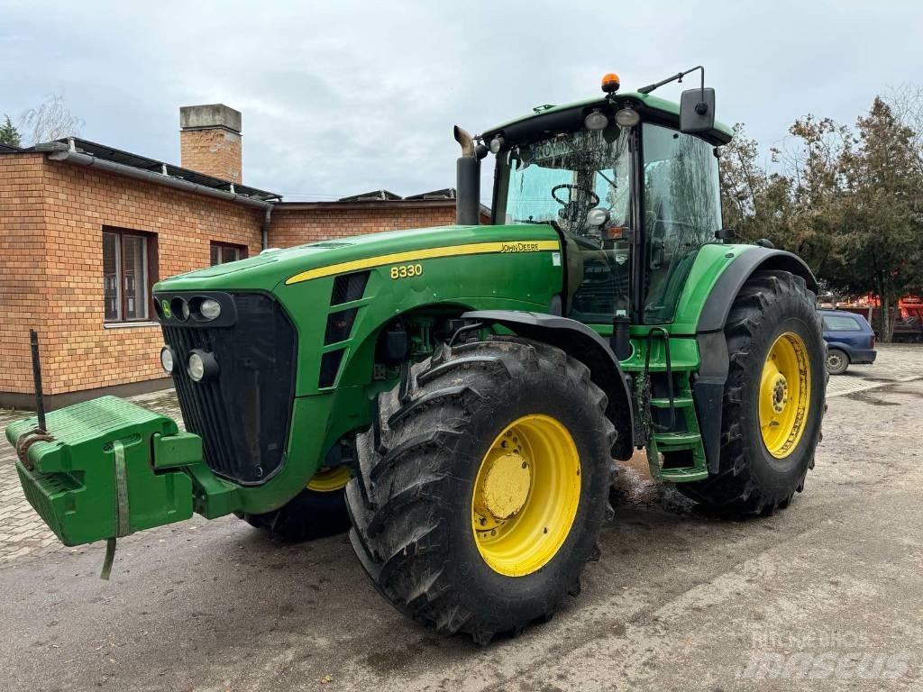 John Deere 8330 Traktorok