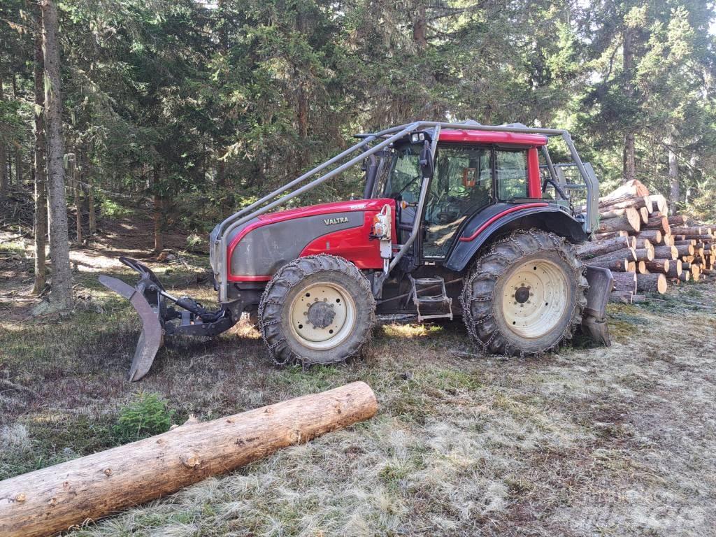 Valtra T 151 Traktorok
