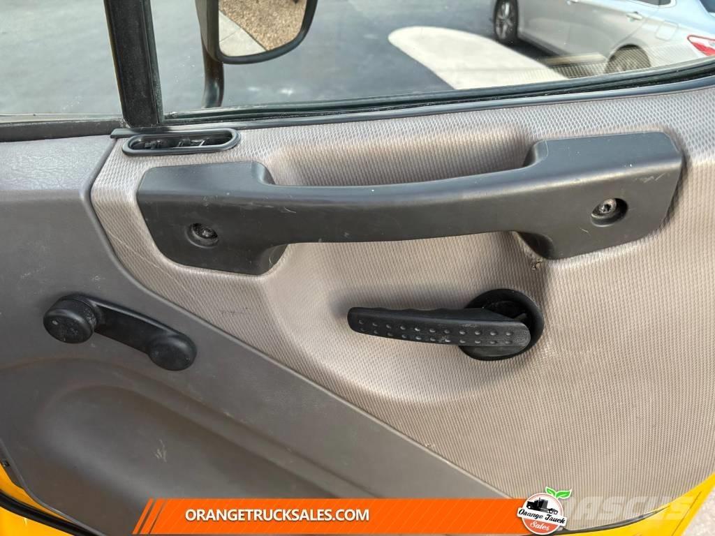 Freightliner M2 Platós / Ponyvás teherautók