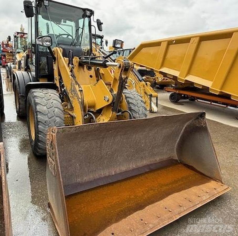 CAT 908M Gumikerekes homlokrakodók
