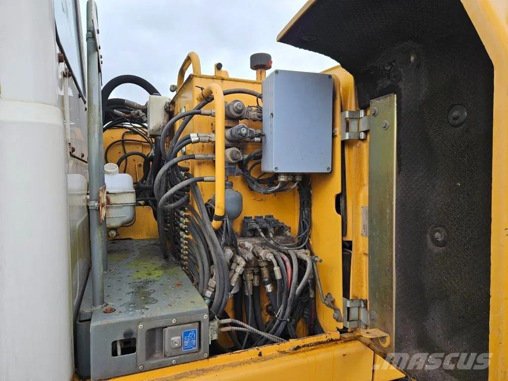 Liebherr A 314 Gumikerekes kotrók