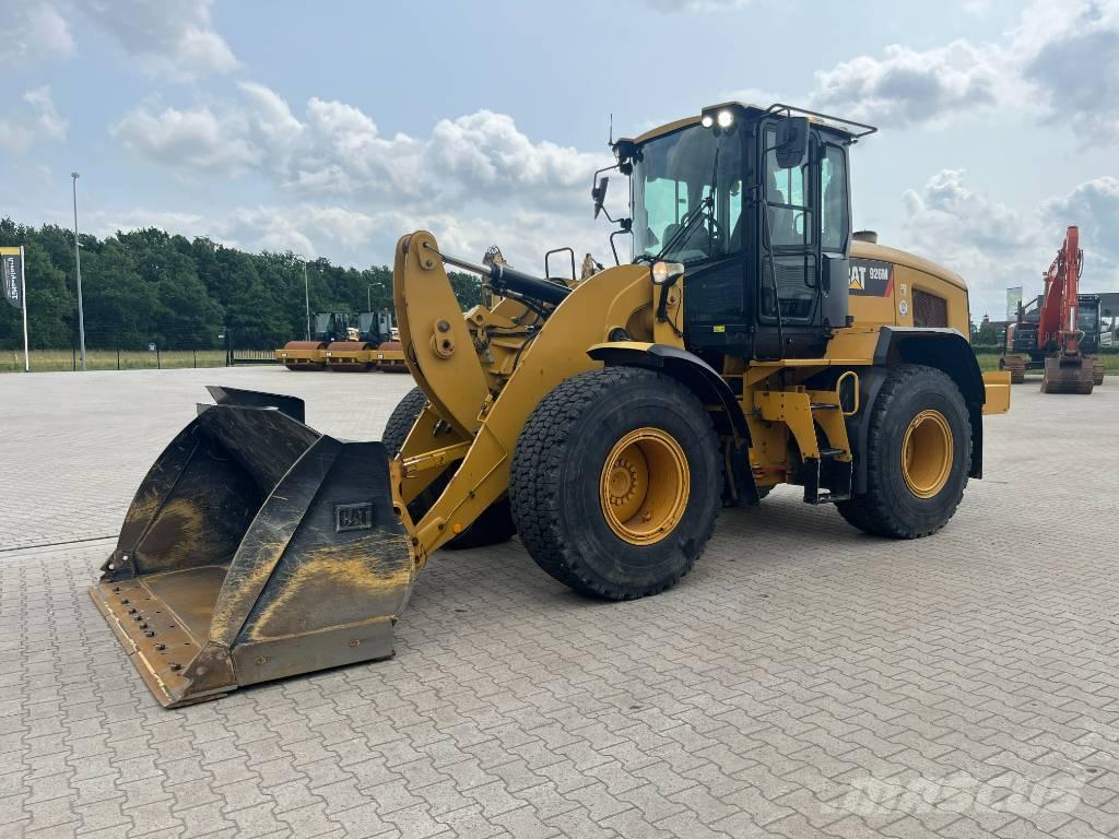 CAT 926M Gumikerekes homlokrakodók