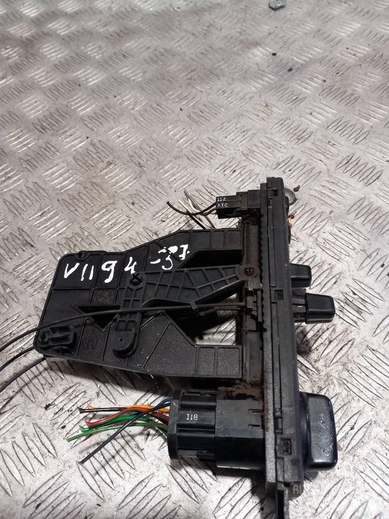 Volvo FH 12 3981311 Vezetőfülke és belső tartozékok