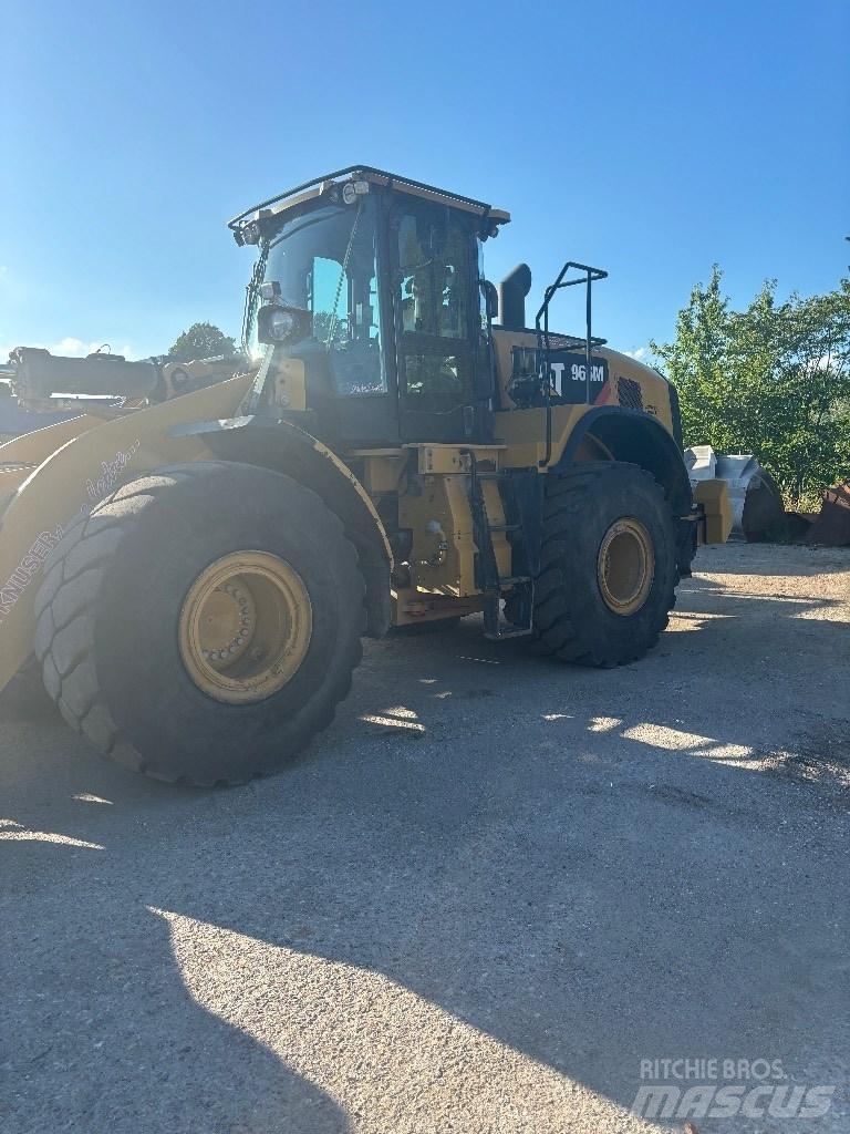 CAT 966m Gumikerekes homlokrakodók