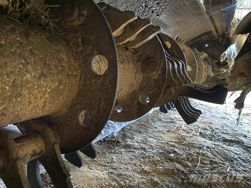 John Deere F 310 R Vontatott pázsitnyírók