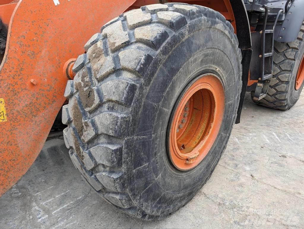 Hitachi ZW 330 Gumikerekes homlokrakodók