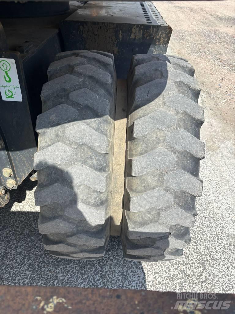 Komatsu PW 160 Gumikerekes kotrók