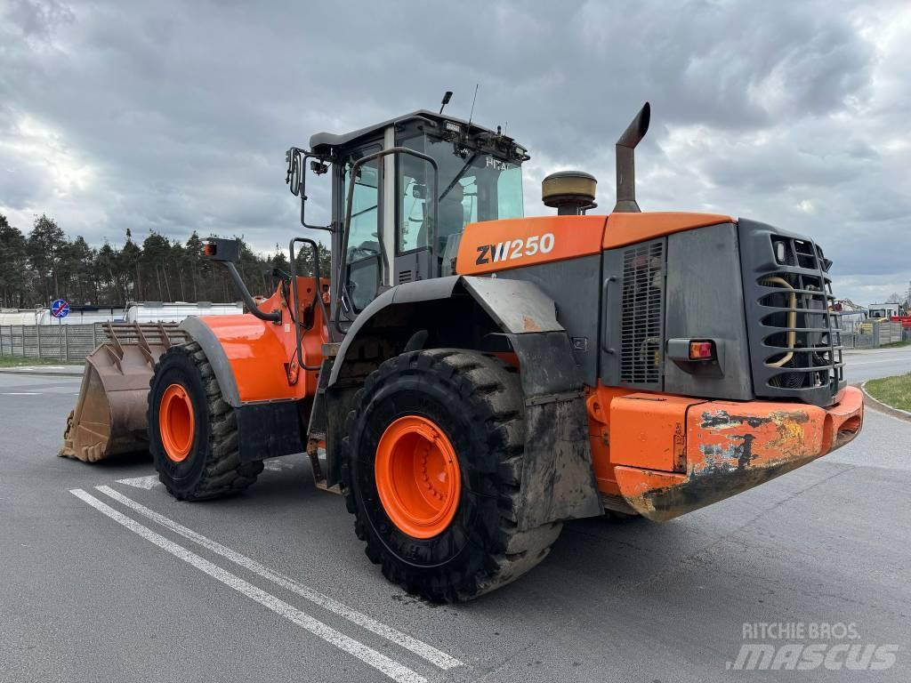 Hitachi ZW 250 Gumikerekes homlokrakodók