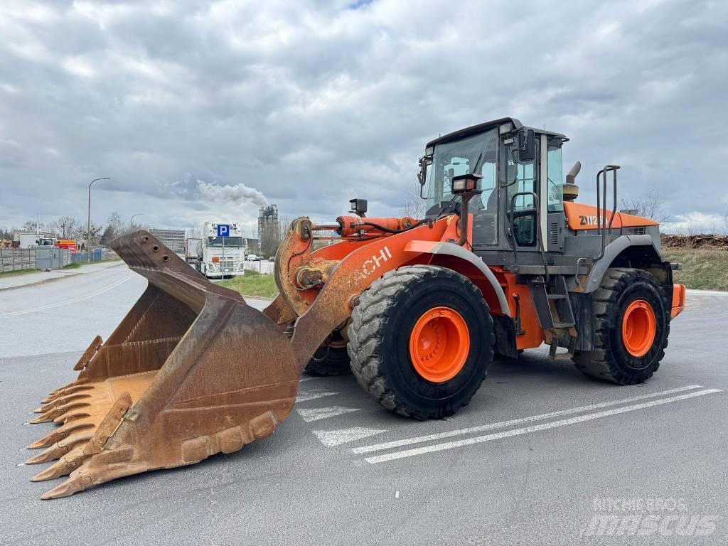 Hitachi ZW 250 Gumikerekes homlokrakodók