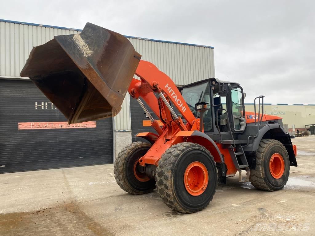 Hitachi ZW 250 Gumikerekes homlokrakodók