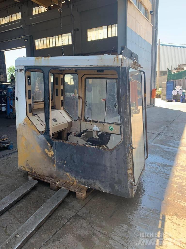 CAT 375 Vezetőfülke és belső tartozékok